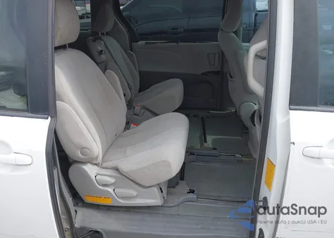 2012 Toyota Sienna Le V6 8 Passenger z USA, uszkodzony, nr VIN 5TDKK3DC6CS247811